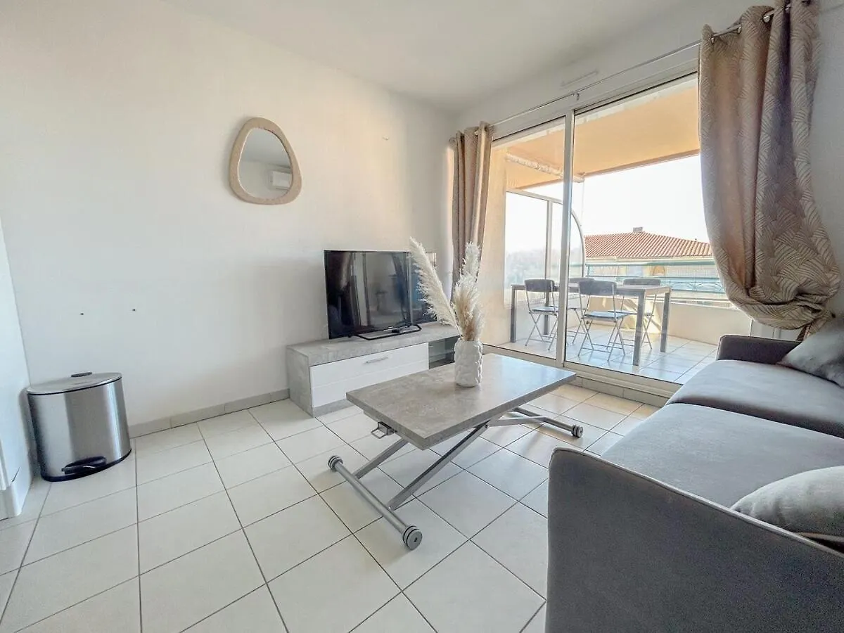 Апартаменты Frejus 2 Pieces Avec Terrasse, Proche Des Plages