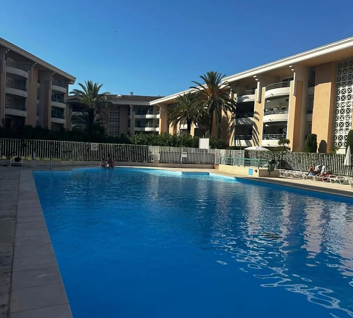 Frejus 2 Pieces Avec Terrasse, Proche Des Plages Апартаменты
